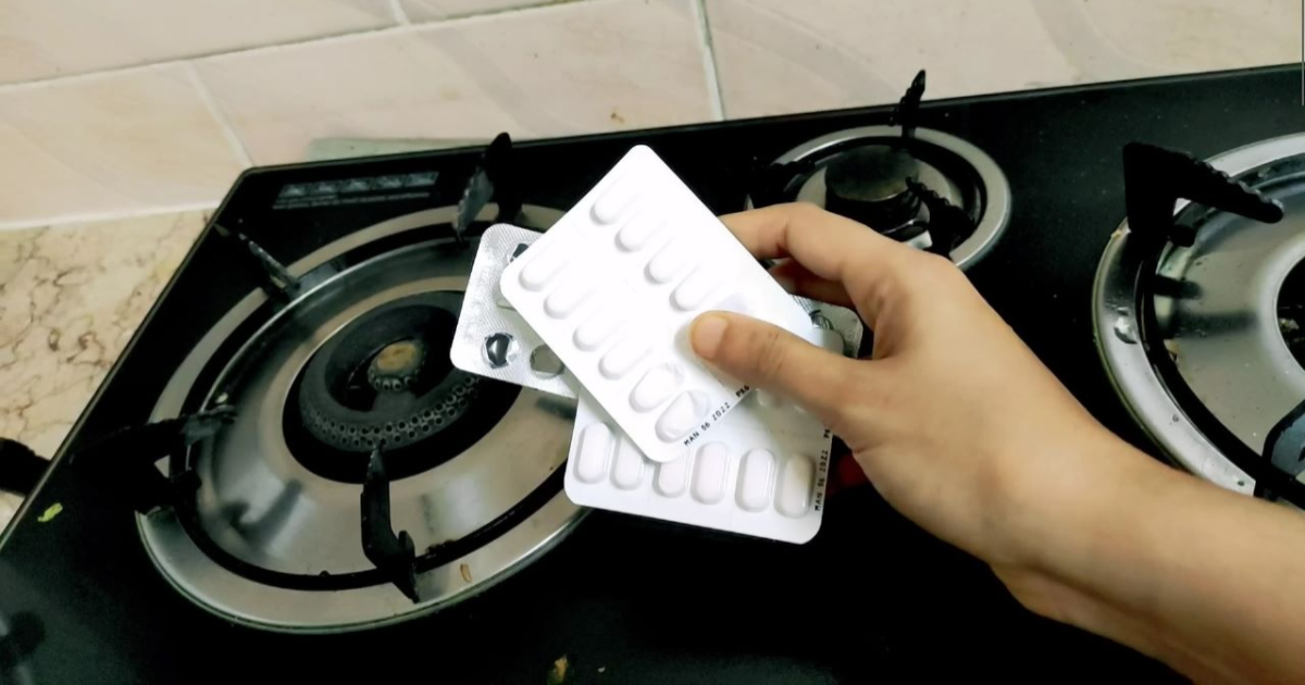 Gas-Stove-Cleaning-Tip-Using-Tablet-Cover-2